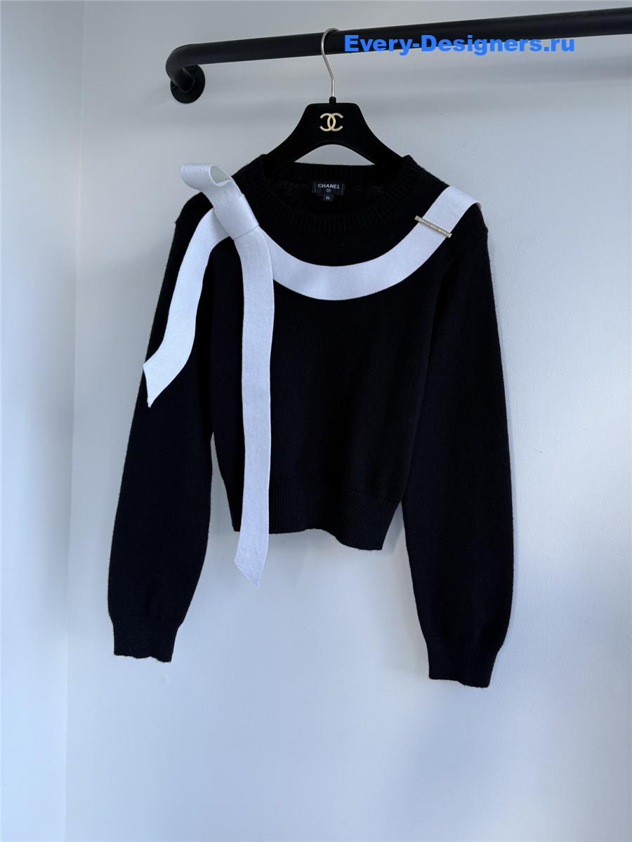 Ch**el contrast bow knit sweater