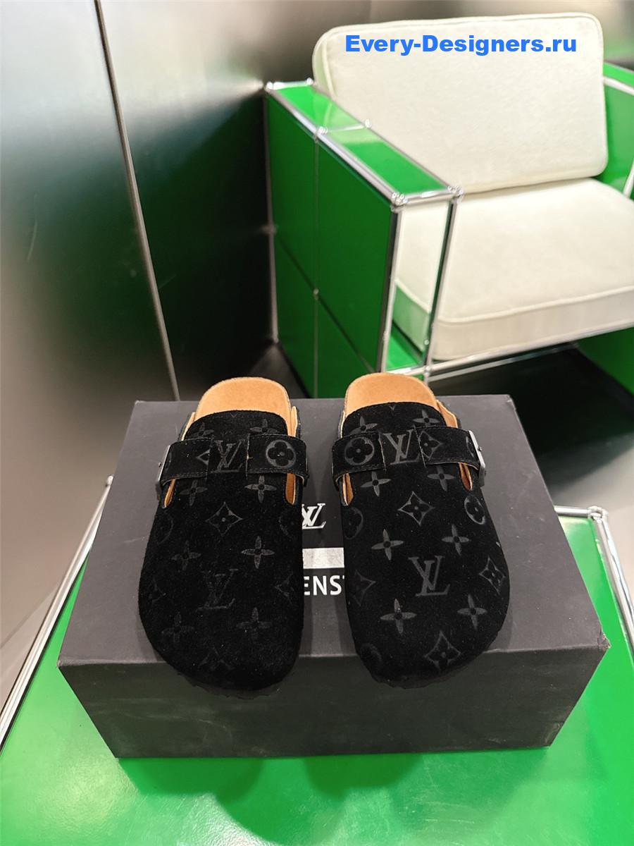 l0vis Vvtt0n lv to-go flat black comfort clog