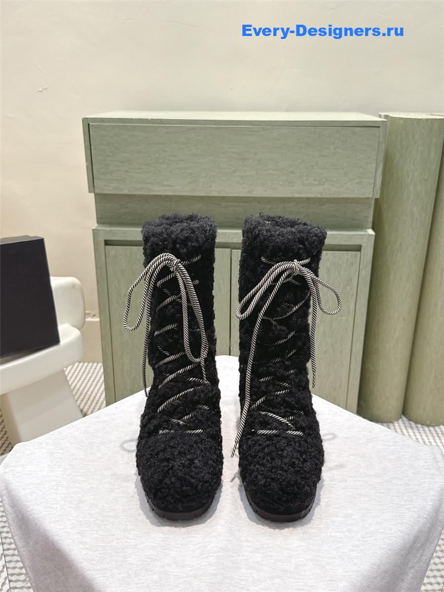 Ch**el lambswool black snow boots