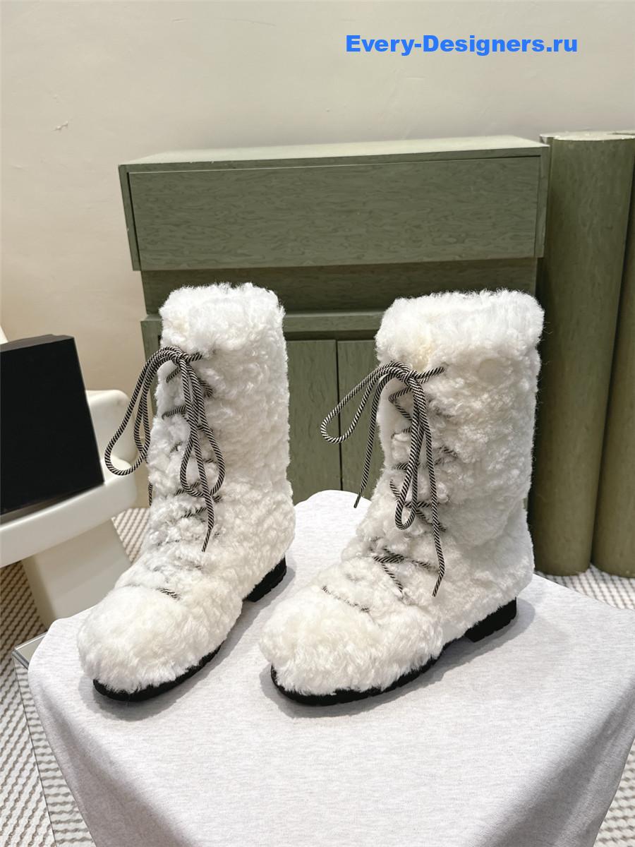 Ch**el lambswool white snow boots
