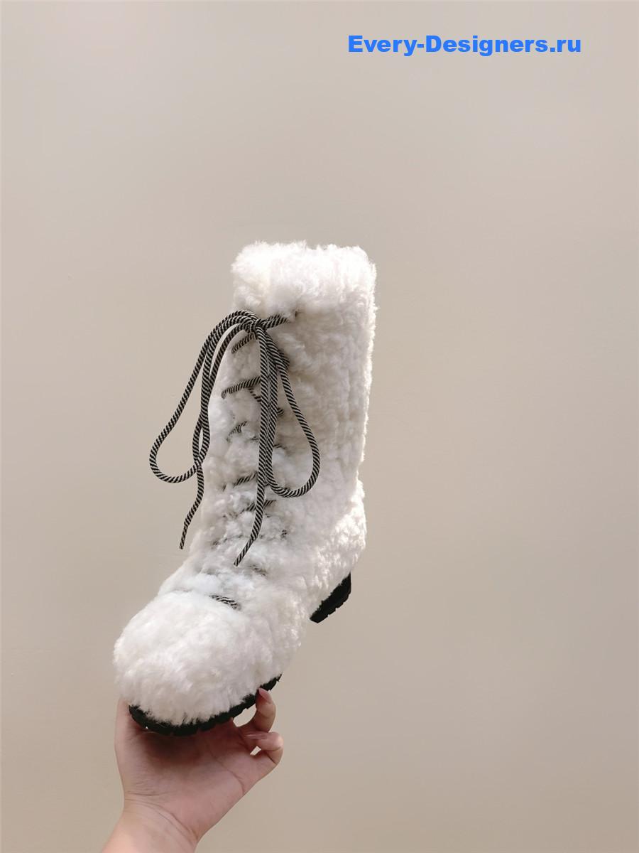 Ch**el lambswool white snow boots