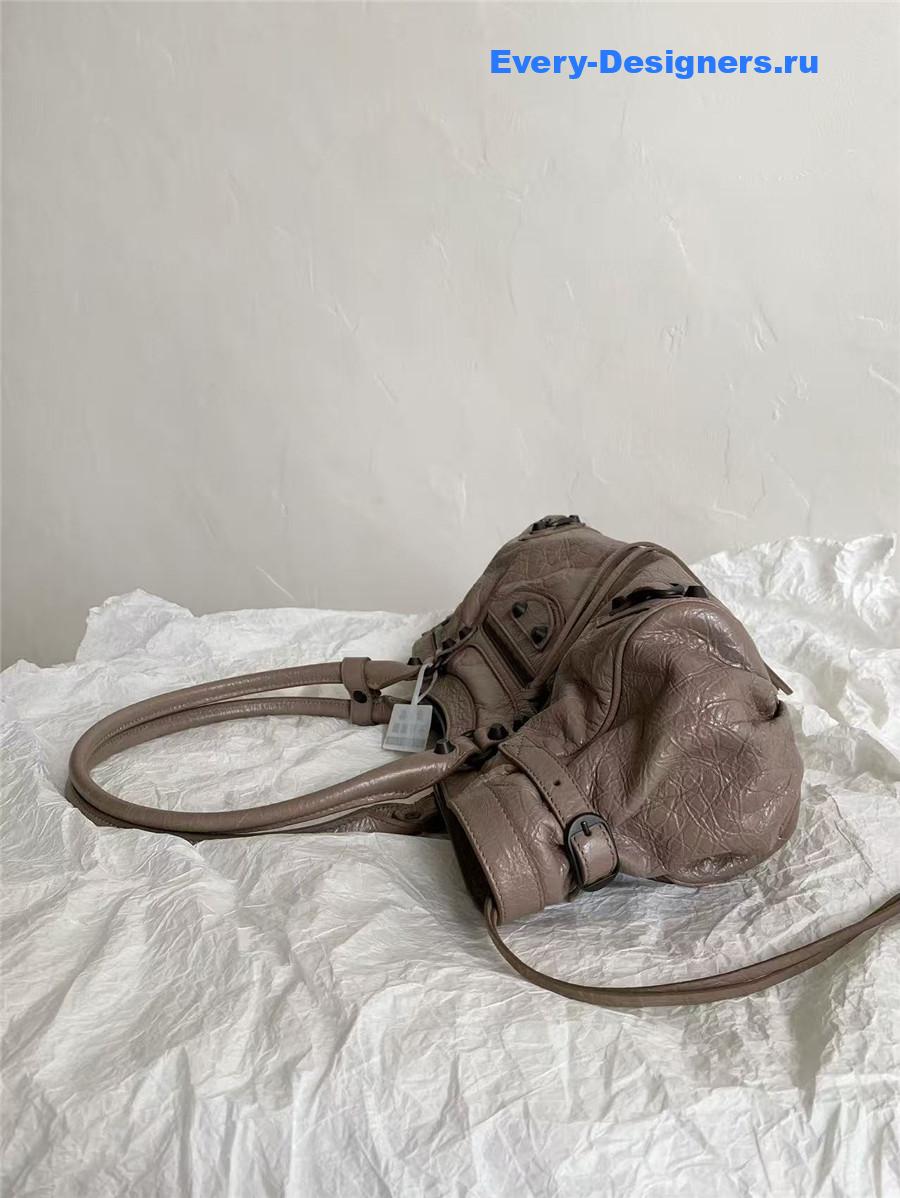 Ba1en*iaga le city east-west bag