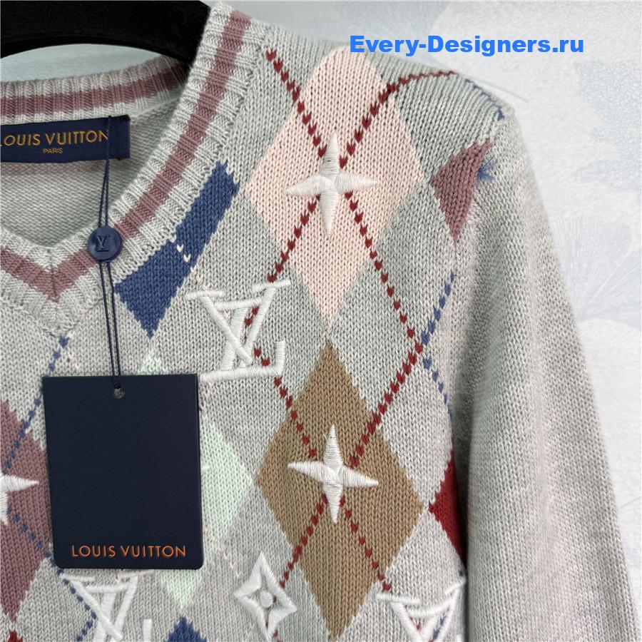 l0vis Vvtt0n embroidered knitted v-neck sweater