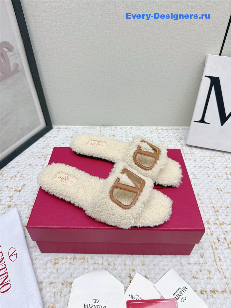 Va1e*ntin0 beige vlogo cutout faux shearling slides